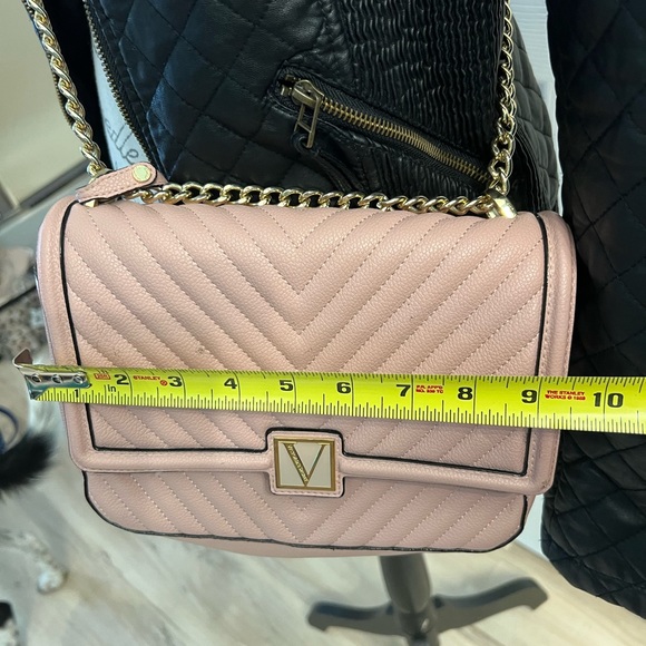 Victoria Secret - Picture 3 of 8